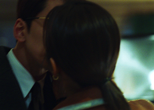 Cha Sung-hoon aggressively taking off his glasses and tossing them aside right before pulling Jin Young-seo into the iconic alleyway kiss.